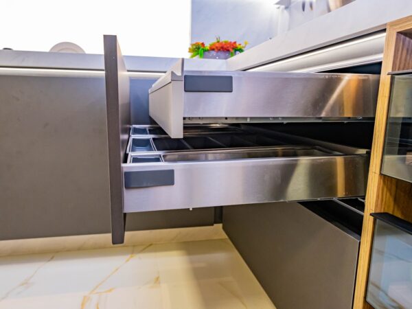 Gavetas metálicas: vantagens, modelos e aplicações em cozinhas e escritórios