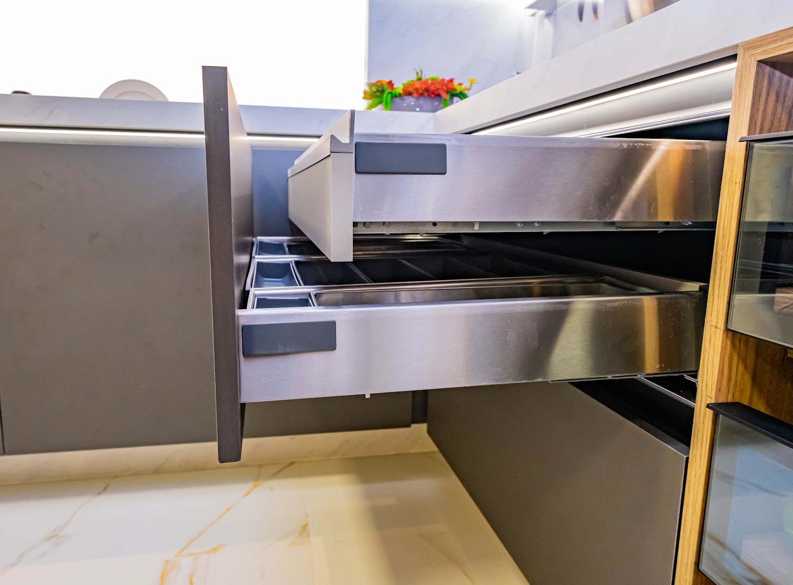 Gavetas metálicas: vantagens, modelos e aplicações em cozinhas e escritórios